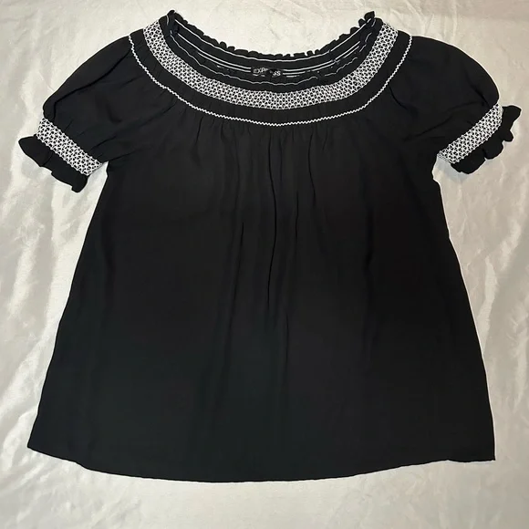 Express Short Sleeved Light-Weight Blouse in Black with White Detailing Medium - Picture 3 of 8